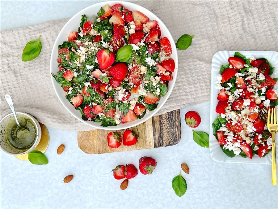 Aardbei-spinaziesalade met feta