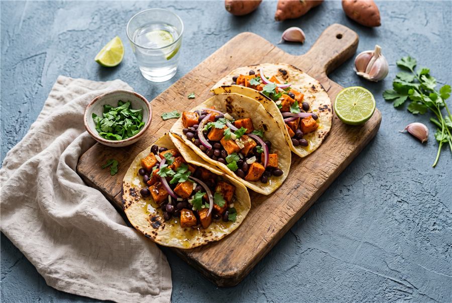 Zoete-aardappel taco's op een houten plank