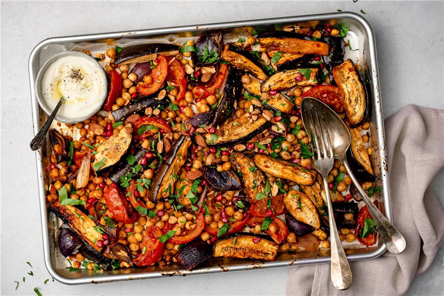 Traybake met aubergine, kikkererwten en harissa